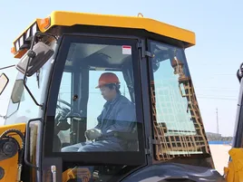 Spacious ROPS/FOPS-certified cab with wide visibility