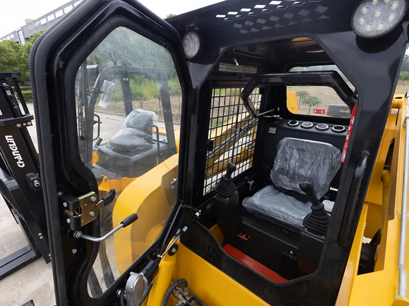 TS65/TS100 Wheeled Skid Steer Loader